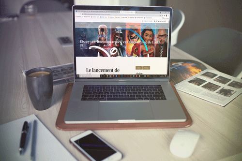 image d'un ordinateur avec une démonstration de l'article de Disney + publié sur l'espace Blog du site de Pandora Communication à l'écran