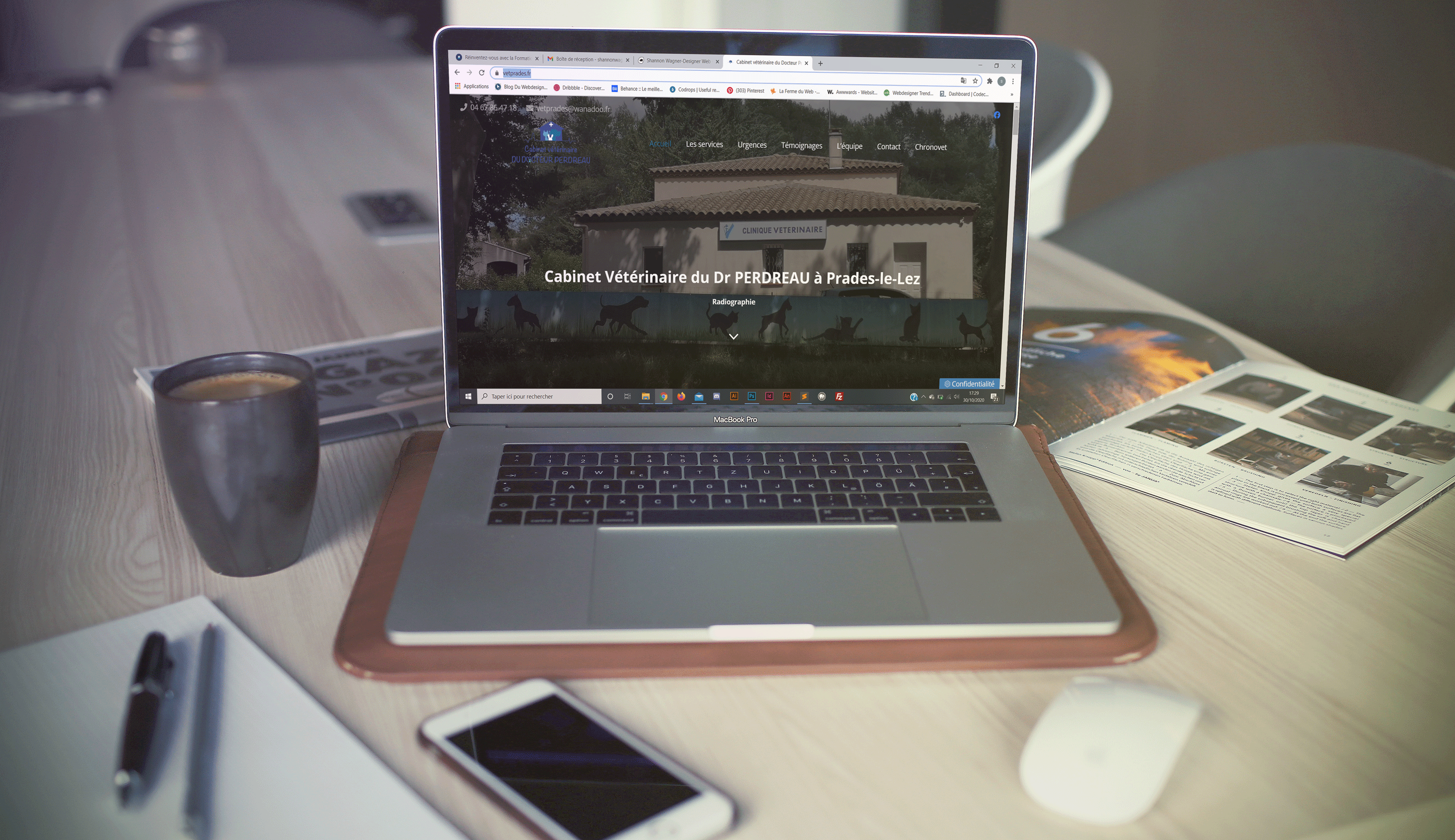 image d'un ordinateur avec une démonstration du site web du Cabinet vétérinaire du Docteur Perdreau à l'écran